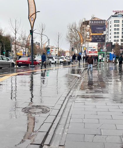 Niğde’de etkili olan yağış, caddeleri sessizliğe bürüdü