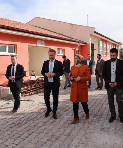 Altunhisar’da hayırsever desteğiyle yapılan eğitim alanları incelendi