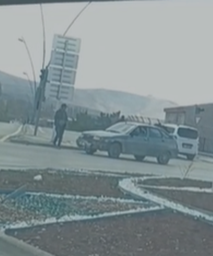 Eski Sanayi Köprüsü’nde iki araç çarpıştı