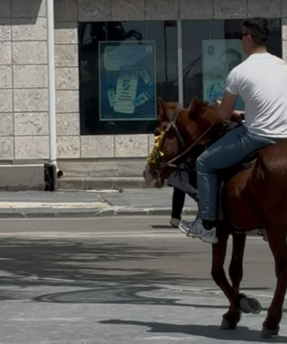 Niğde’de atıyla dolaşan genç görenleri şaşırttı