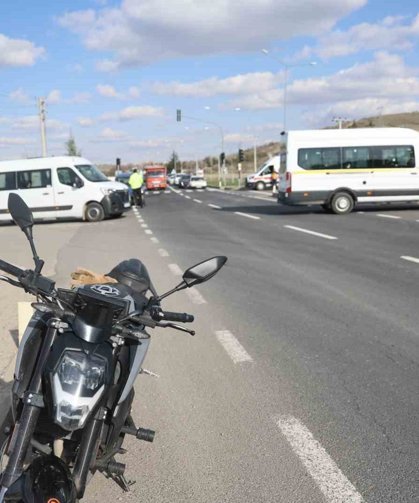 Hafif ticari araç kırmızı ışıkta bekleyen motosiklete çarptı: 2 yaralı