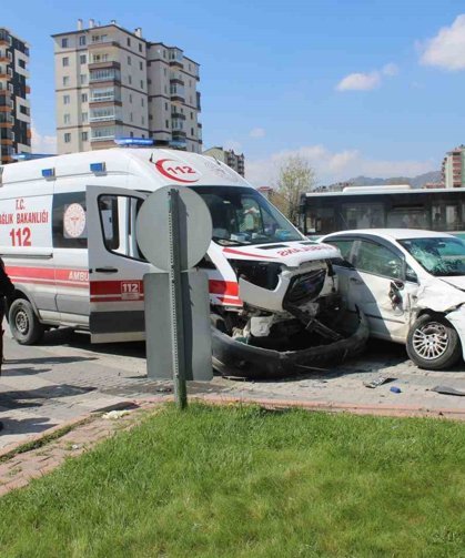 Hasta taşıyan ambulansla otomobil çarpıştı