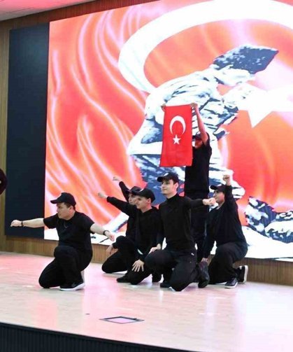 Özel öğrencilerden polislere anlamlı gösteri