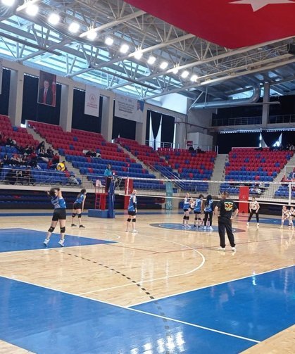 Niğde’de gençler voleybol müsabakaları sürüyor