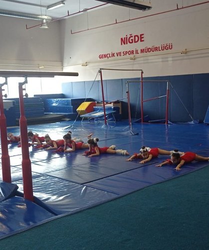 Niğde’de Minik Sporculardan nefes kesen gösteri