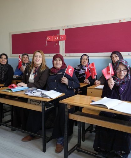 Niğde’de eğitimden uzak kalan kadınlar sıralara geri döndü