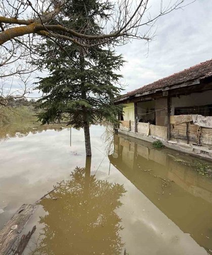 Barajın taşan suyu mahalle girişini kapattı, vatandaşın evine doldu