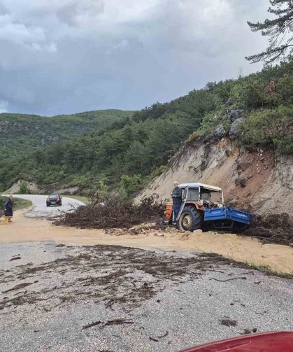 Sağanak yağıştan sonra köy adeta sular artında kaldı