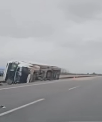 Niğde'de tır orta refüje devrildi