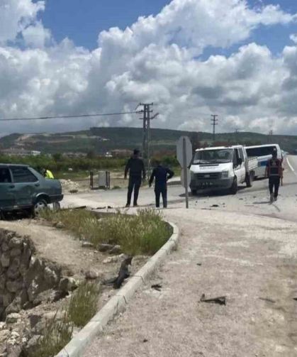 Kavşakta iki araç çarpıştı: 3 yaralı