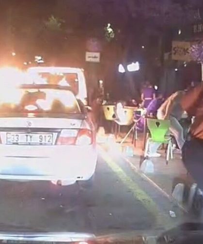 Motor kısmından alev alan otomobil paniğe neden oldu