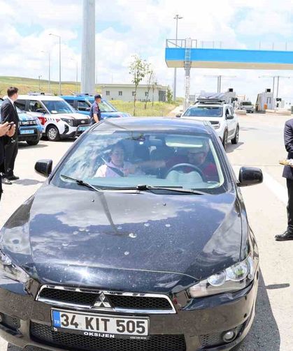 Şehir protokolünden karayolunda çikolatalı kutlama