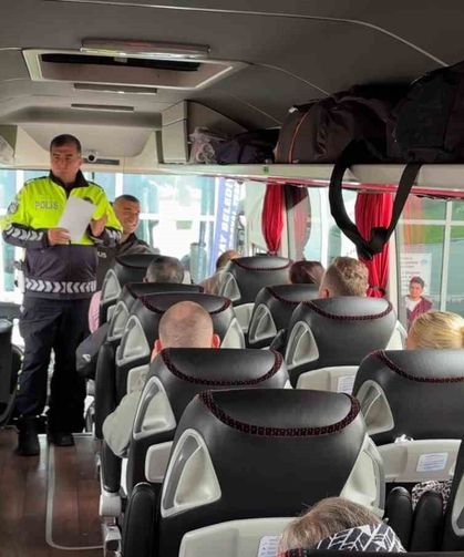 Trafik polisleri otogarda sürücü ve yolcuları uyarıyor