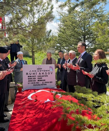 Şehit Üsteğmen Ruhi Aksoy şehadetinin yıl dönümünde kabri başında anıldı