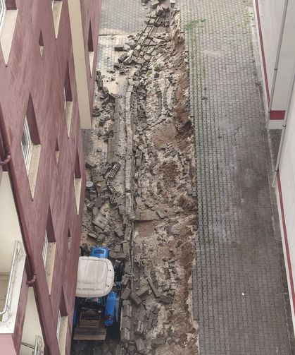 İlhanlı’da duvar çöktü