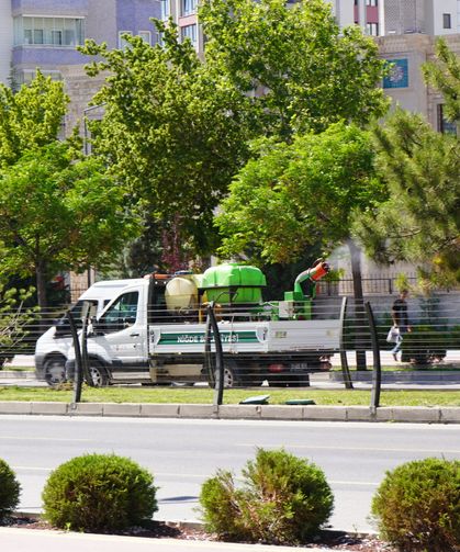 Niğde Belediyesi’nden Bor Yolu’nda ilaçlama çalışması