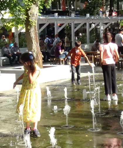 Niğde’de miniklerin serinleme durağı Şadırvan Park oldu