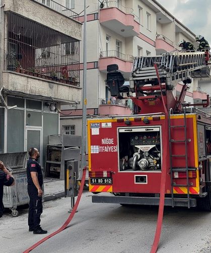Niğde'de apartman dairesinde baca yangını