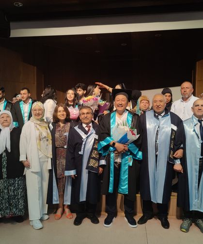 64 Yaşında mezuniyet gururu: Azmiyle örnek oldu