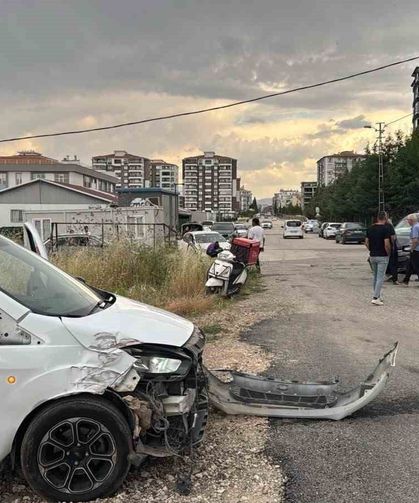 İki hafif ticari araç çarpıştı: 2 yaralı