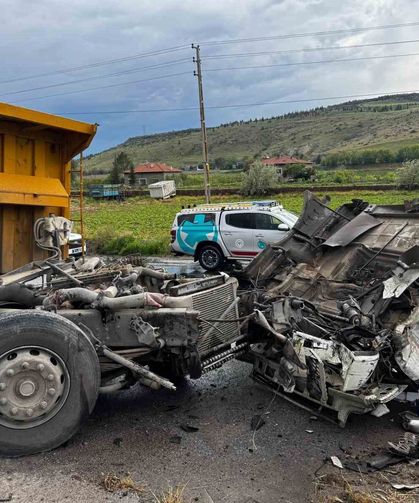 Hafriyat kamyonu ile lokomotif çarpıştı: 2 yaralı