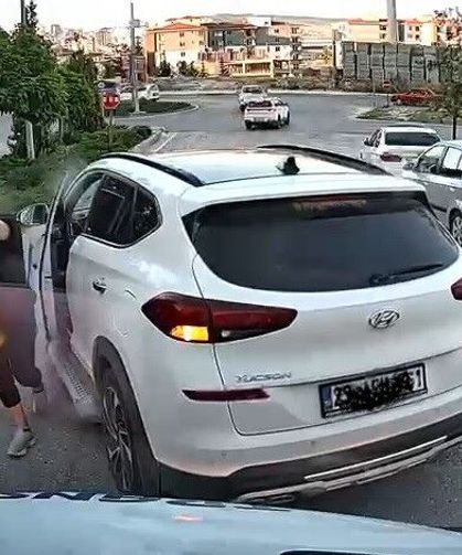 Trafikte yol kesip tepki gösteren sürücü kamerada