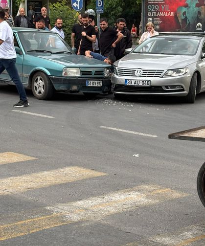 Bor’da Alparslan Türkeş Bulvarı’nda iki otomobil çarpıştı
