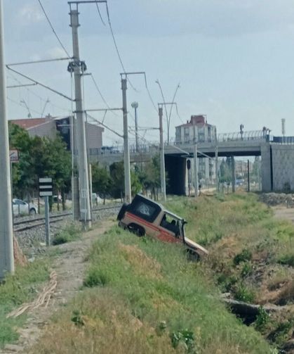 Niğde'de arazi aracı çukurda mahsur kaldı