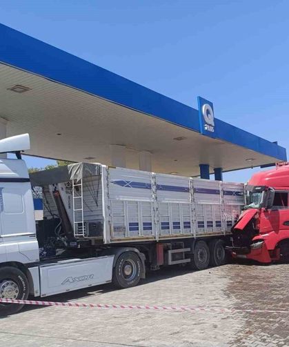 Baygınlık geçiren tır şoförü istasyonda yakıt alan başka bir tıra çarptı