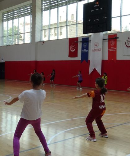 Yaz Spor Okullarında voleybol heyecanı başladı
