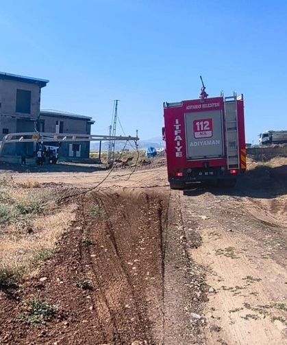 Hafriyat kamyonu elektrik tellerini kopardı