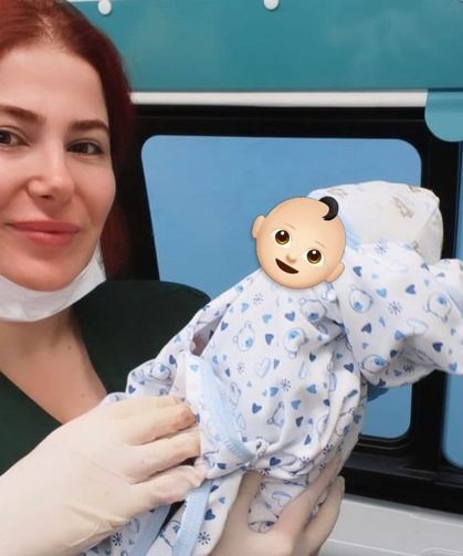 Hastaneye sevk edilen hamile kadın ambulansta doğum yaptı