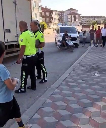 Kamyonetini tamir etmek isterken altında kalıp yaralandı