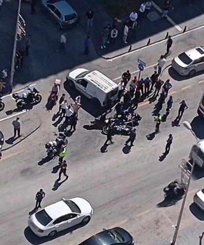 Kontrolsüz dönüş yapan araca motosikletli polisler çarptı: 2 polis yaralandı
