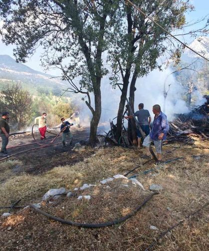 Odunlukta başlayan yangın boş evin bahçesine sıçradı
