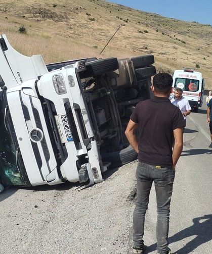 Kontrolden çıkan tır devrildi