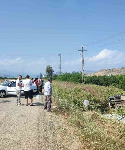 Otomobilin çarptığı araç bahçeye devrildi: 4 yaralı
