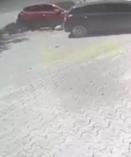 Ticari taksinin anne ile kızına çarptığı kazanın görüntüsü ortaya çıktı