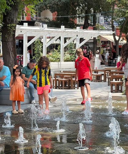 Niğde’de sıcak havaya karşı çocukların eğlenceli çözümü