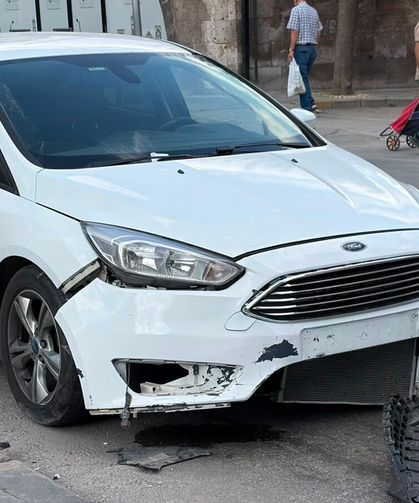 Niğde’de kontrolden çıkan otomobil dubalara çarptı
