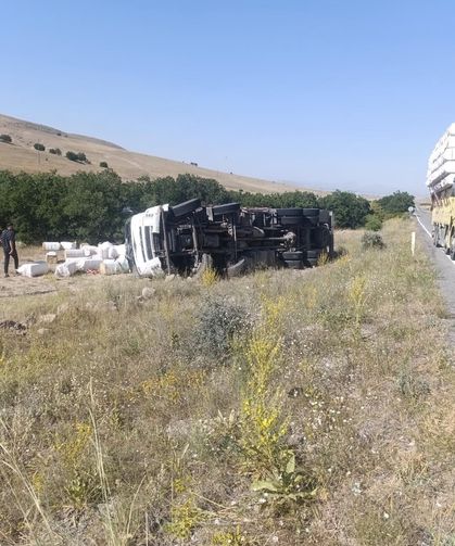 Niğde-Çiftlik yolunda kamyon devrildi: 1 yaralı