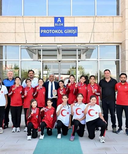 Şampiyon minik güreşçilerden İl Emniyet Müdürü Yüceer'e ziyaret