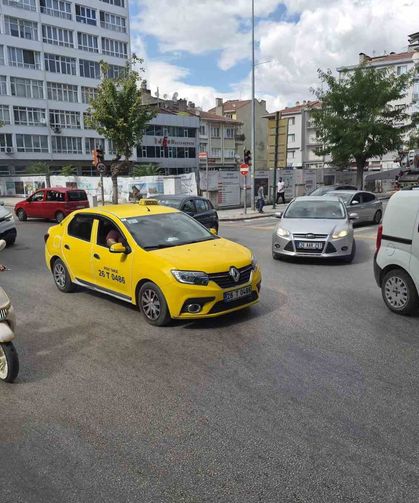 Elektrik kesintisi sebebiyle trafik ışıkları yanmayınca karışıklık meydana geldi