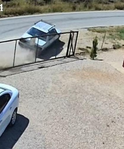 Bahçe kapısına çarpıp takla attı: 2 Yaralı