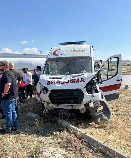 Ambulans ile cip çarpıştı: 5 yaralı