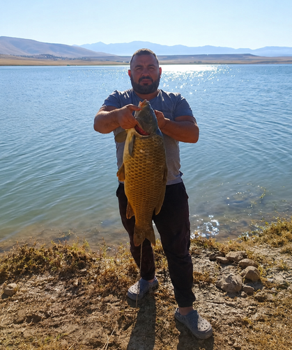 Niğde’de balıkçı dev sazan balığı yakaladı