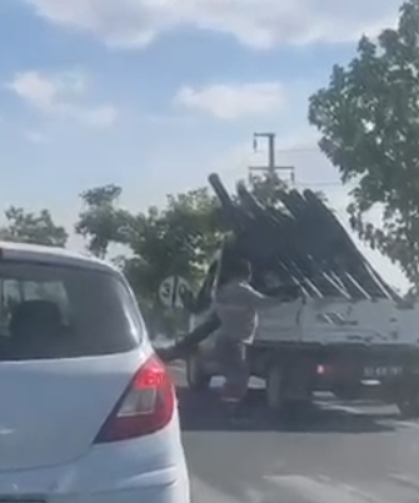 Niğde’de trafikte tehlike saçtı! Boru bir anda yola düştü
