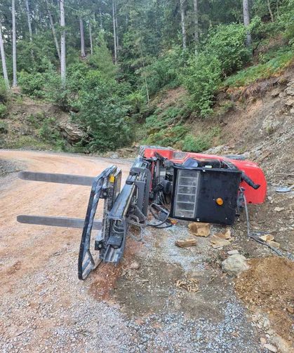 Gazipaşa'da devrilen forkliftin altında kalan sürücü yaralandı