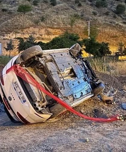 Gelin aracının lastiği patladı, otomobil takla attı