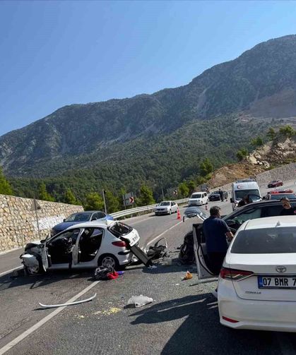 Karşı şeride geçip 3 araca çarptı: 4 yaralı